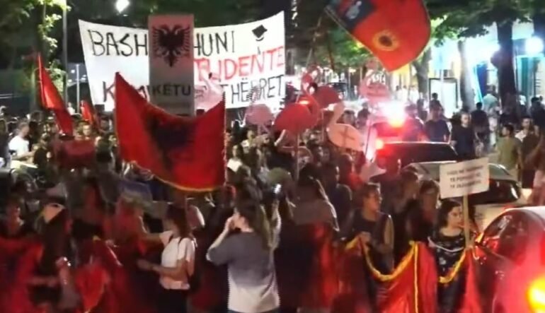 Sot dita e 99-të e revoltës! Protestuesit kërkojnë dorëheqjen e Ramës: Do të gjuajmë me vezë tek Parlamenti