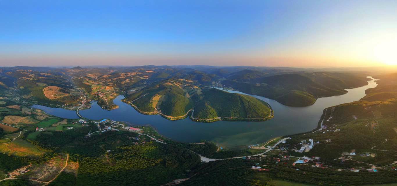 Pamje mahnit&euml;se nga Liqeni i Batllav&euml;s / Foto: Arian Mavriqi
