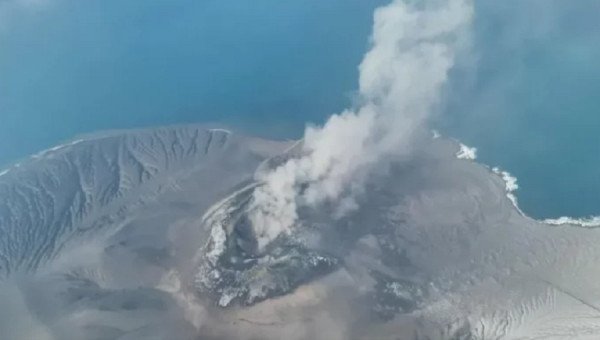 ​Shpërthimi i vullkanit lë 170,000 pasagjerë të bllokuar në Indonezi