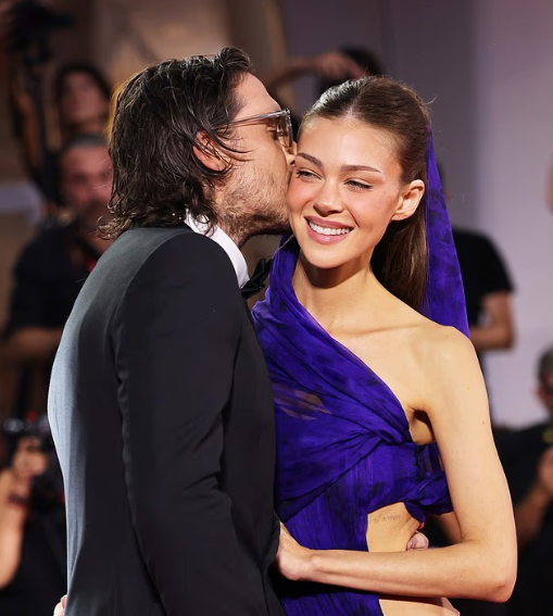 Nicola Peltz shkëlqen në tapetin e kuq në Venecia, merr çmimin “Rising Star”