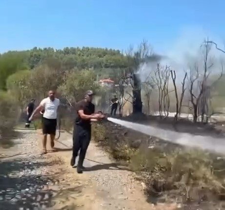 Zjarr pranë banesave në Krastë të Elbasanit, rrezikohen dy shtëpi