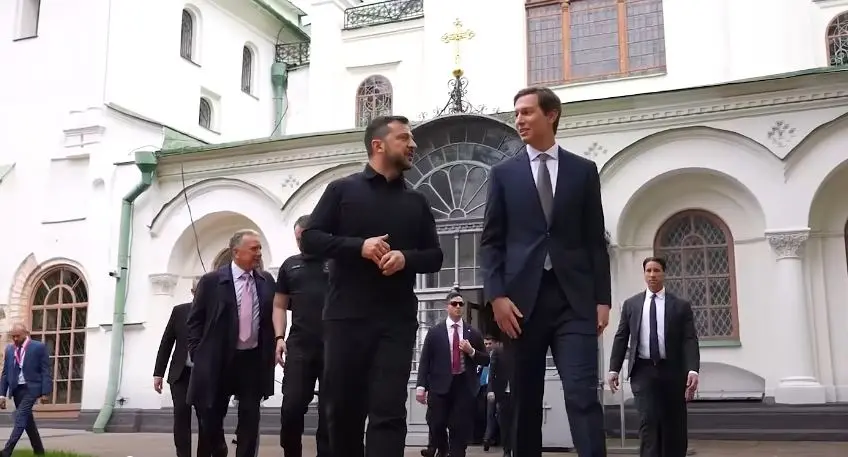 Emisarët amerikanë mbërrijnë në Kiev, priten nga Zelensky