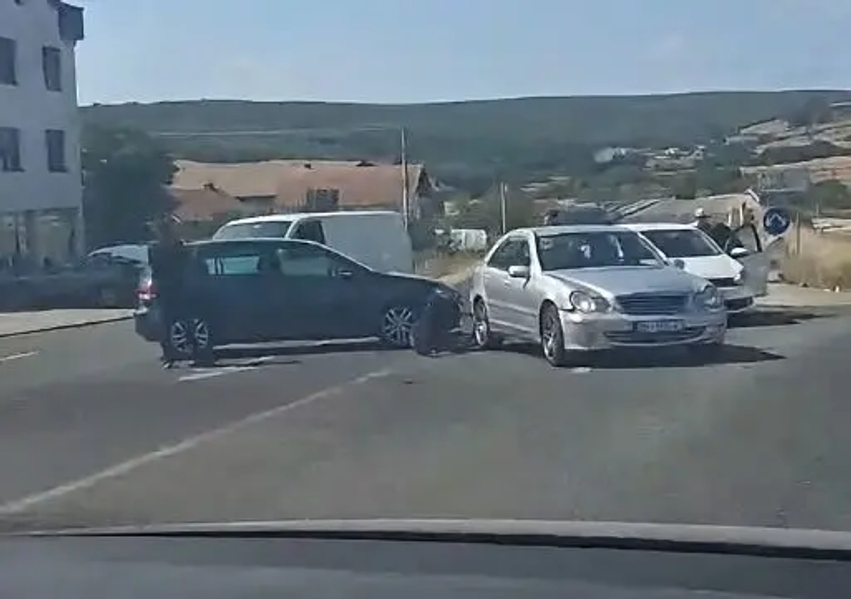 Aksident në Arllat të Malishevës  përfshihen tri vetura