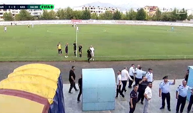 Gjyqtari ndërpret ndeshjen dhe duhet ndërhyrja e policisë