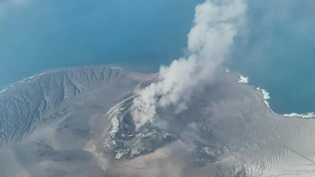 Shpërthen vullkani në Indonezi, anulohen qindra fluturime