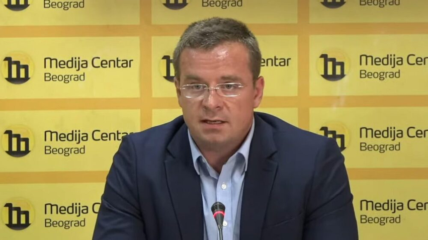 Avokati serb  Lojë e dyfishtë e Vuçiqit  Evropës i flet ndryshe   Mlladiqin e nderon me ceremoni shtetërore