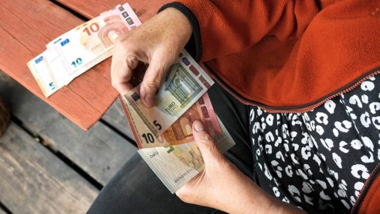 Greqia rrit mbështetjen për pensionistët dhe pagat: 400 euro bonus çdo vit, paga minimale 1000 euro