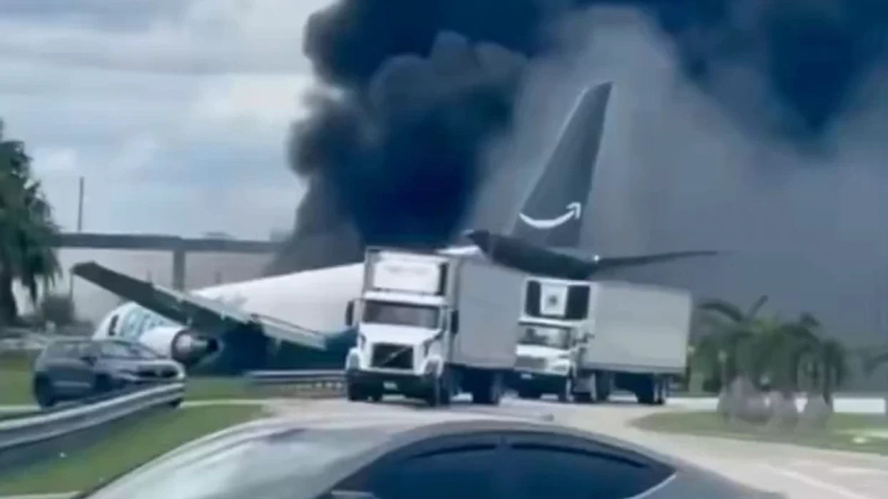 Kaos në Miami, aeroplani Boeing 767 del nga pista - godet veturat dhe shpërthen në flakë