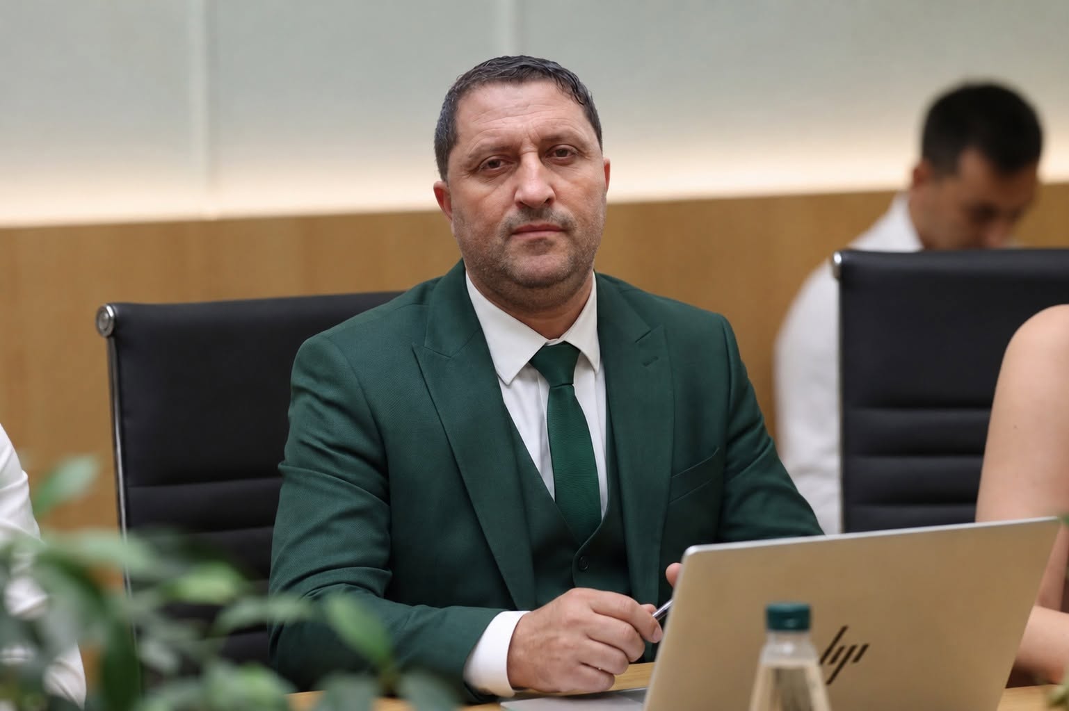 E “premtja e zezë” e deputetëve të PS, pse zgjodhën tani të ulen gju më gju me popullin?
