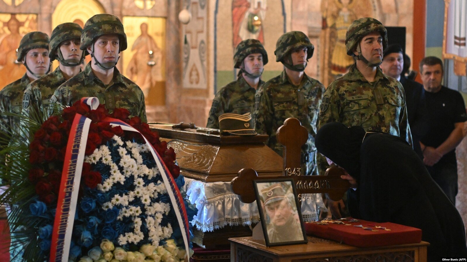 Serbia pritet ta varrosë me nderime shtetërore të dënuarin për gjenocid, Ratko Mlladiq