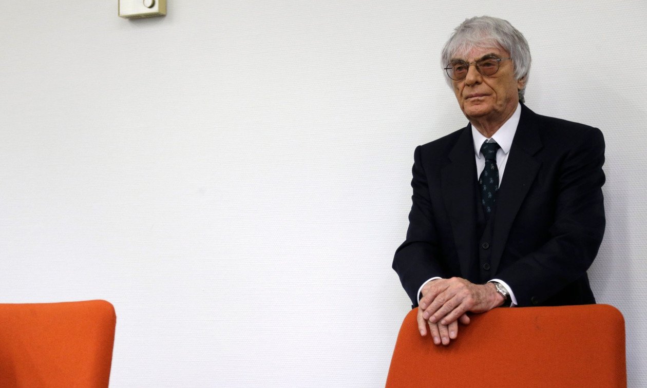 Ish-shefi i Formula 1, Bernie Ecclestone, arrestohet për armëmbajtje pa leje në një avion privat