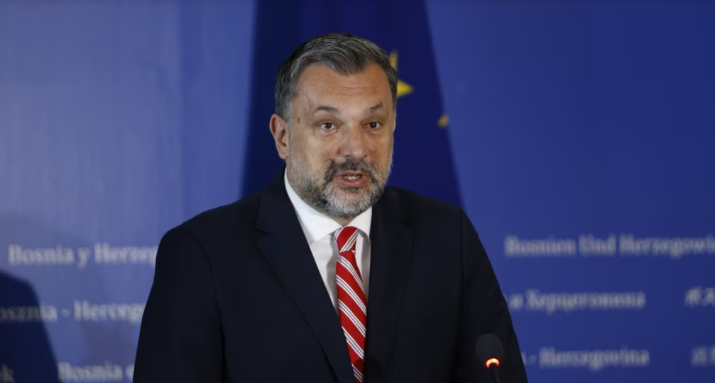 Sarajeva e tërheq stafin e Ambasadës nga Serbia pas varrimit të Mlladiqit me nderime shtetërore
