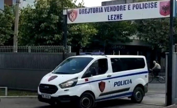 Shpërthim me lëndë plasëse në një banesë në Lezhë, policia në kërkim të autorëve