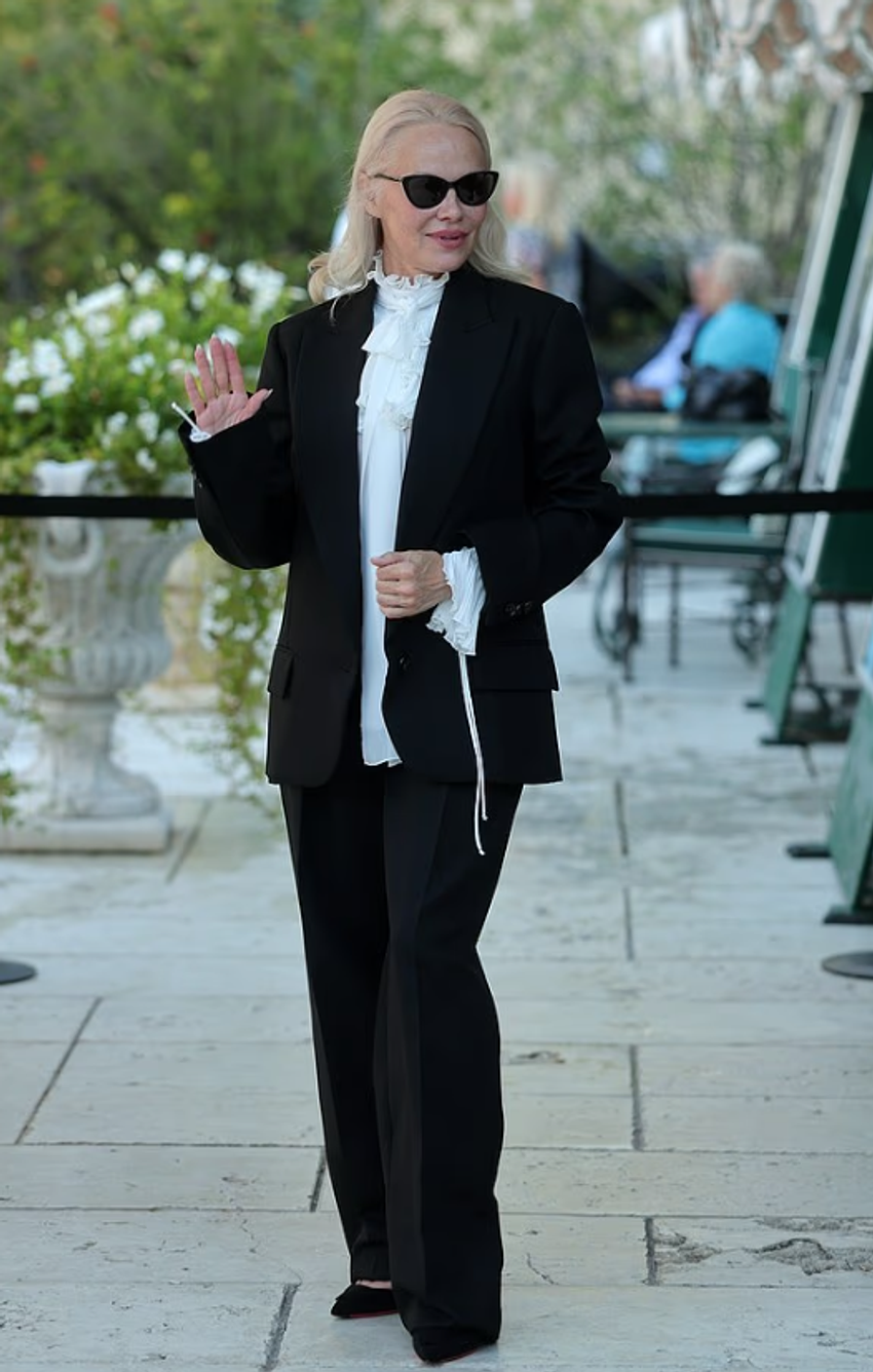 Pamela Anderson rikthehet në qendër të vëmendjes në Venecia, shfaqet natyrale dhe elegante 3 Image
