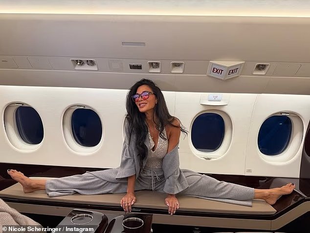 Nicole Scherzinger mahnit me fleksibilitetin, bën “spagat” në avionin privat