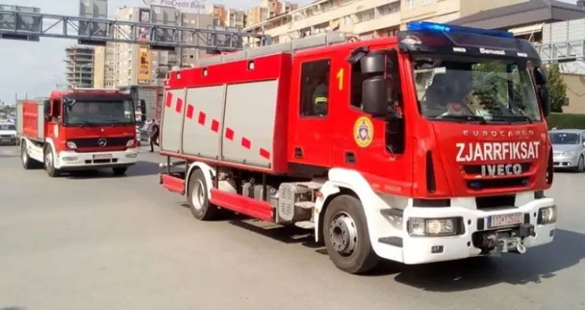 Flakët përfshijnë punëtorinë e mobileve në Fushë Kosovë