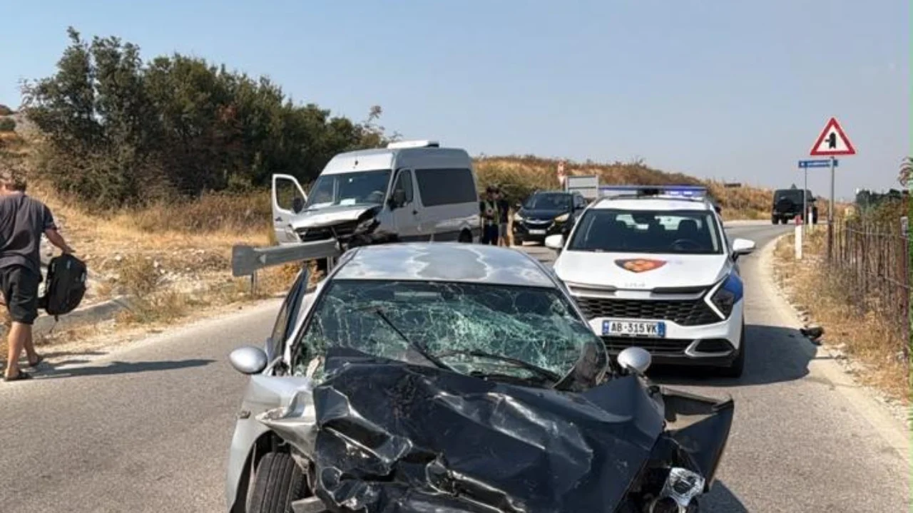 Aksident në Selenicë, përplasen automjeti dhe furgoni, 6 persona të lënduar