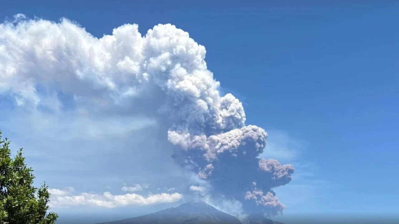 Etna rikthehet në alarm të kuq, hiri vullkanik i drejt jugut të Italisë dhe vështirëson fluturimet