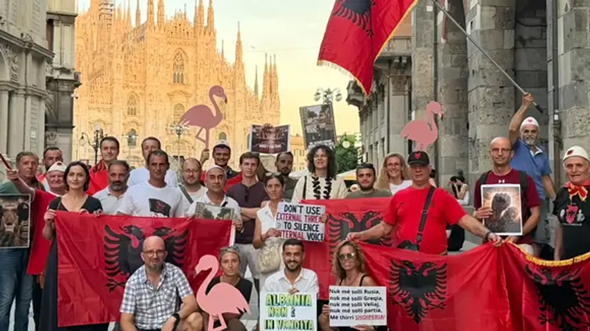 diaspora-ne-kembe-per-here-te-16-te-shqiptaret-ne-milano-dalin-ne-proteste-shqiperia-nuk-shitet