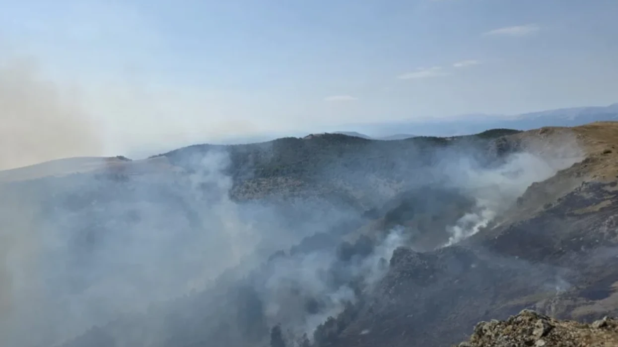 Shuhet zjarri në kufirin Maqedoni - Kosovë që e ndoti Shkupin për disa ditë