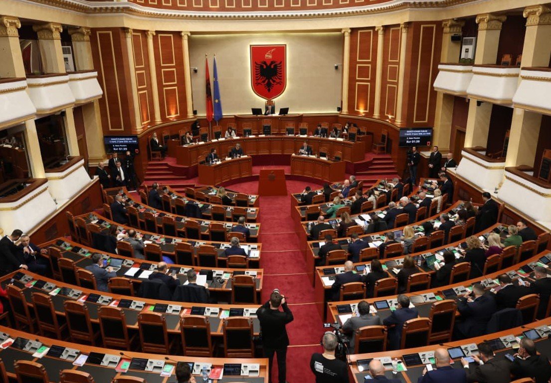 Të martën nis Parlamenti, në fokus të sesionit të ri Reforma Zgjedhore dhe Territoriale! Deputetët do të ‘priten’ nga protestuesit