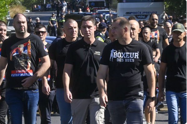 ​Djali i Vuçiqit merr pjesë në varrimin e kriminelit Ratko Mlladiq