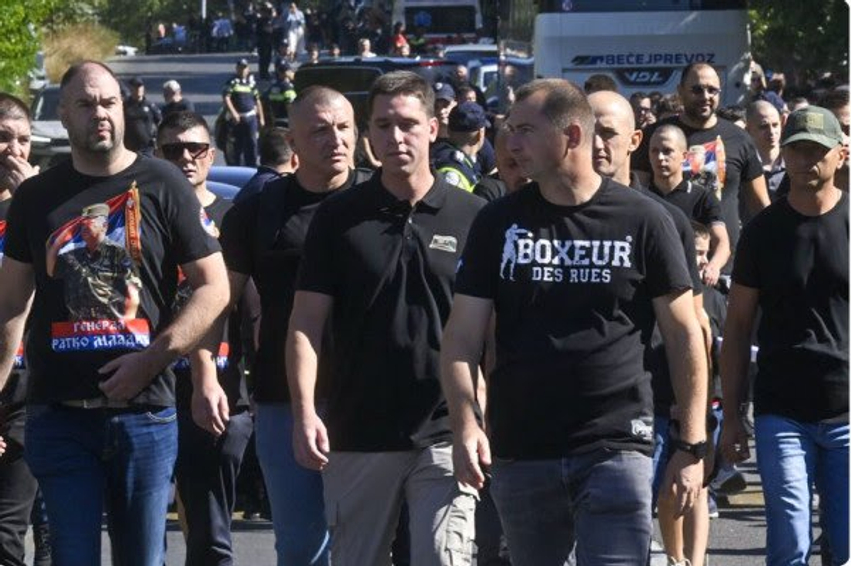 Djali i Vuçiqit merr pjesë në varrimin e kriminelit Ratko Mlladiq