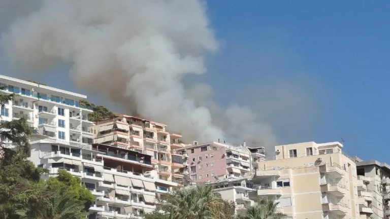 Alarm në Krastë të Krujës, flakët përhapen me shpejtësi! Rrezikohen rreth 20 banesa, banorët kërkojnë ndërhyrje nga ajri