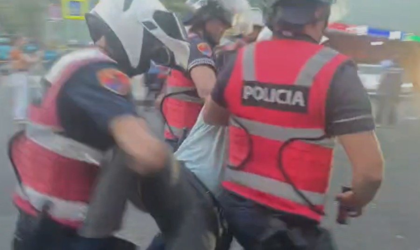 101 ditë protesta   Lironi qytetarët    Protestuesit para Drejtorisë së Policisë ku ka të arrestuar