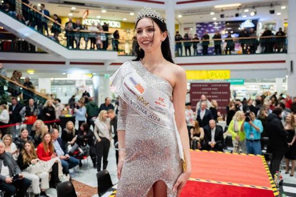 Vdes Miss Austria në moshën 22 vjeçare