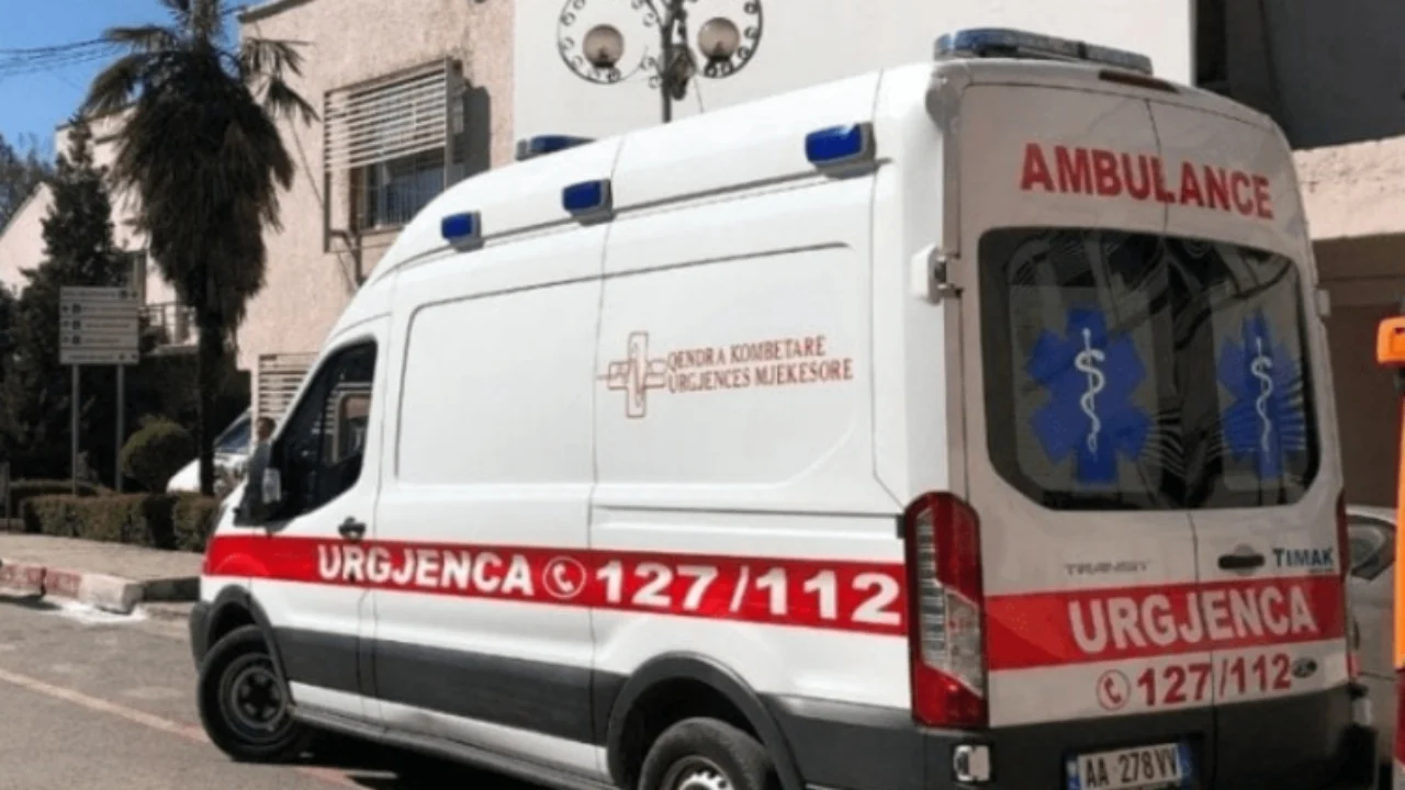 Po punonin për vendosjen e ndriçimit në trotuar, katër punonjësit e bashkisë së Tropojës i zë korrenti, një i vdekur
