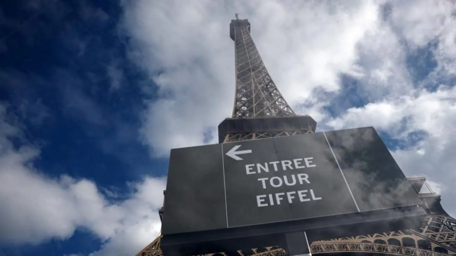 Kulla Eiffel mbyllet pas grevës së stafit, punonjëseve iu kërkua të largoheshin gjatë vizitës së një grupi hindu