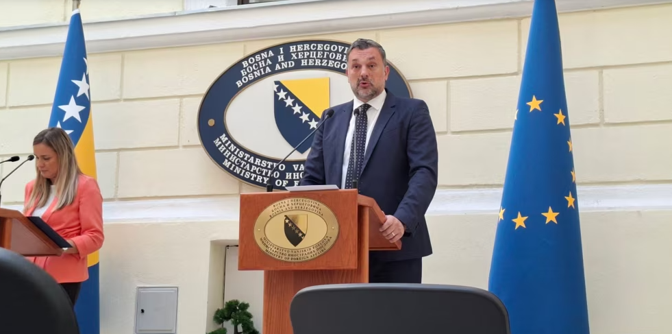 Bosnja dëbon dy diplomatë serbë për shkak të madhështimit të Mlladiqit