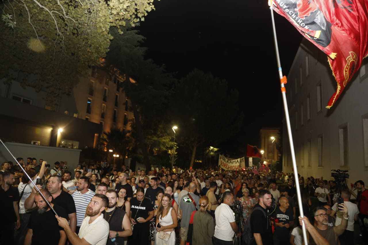 Sot dita e 101-të e revoltës kundër qeverisë, qytetarët protestë para parlamentit: T’i presim deputetët me vezë, s’na përfaqësojnë