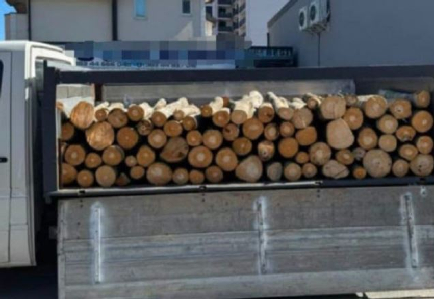 policia-konfiskon-pese-furgona-dhe-nje-kamion-me-dru-ne-ferizaj
