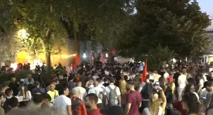 Pas mbi dy orësh tensione dhe përplasje te Kuvendi, protestuesit marshojnë drejt Kryeministrisë