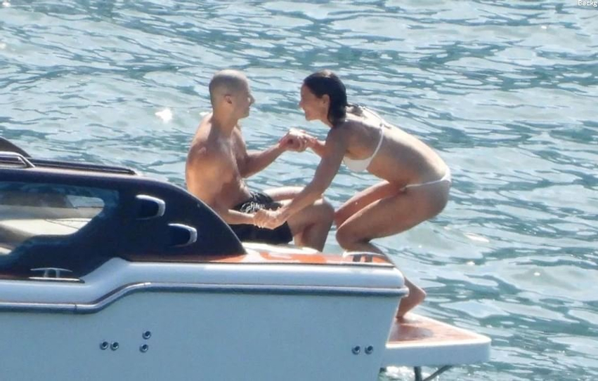 Katie Holmes shijon arratisjen romantike në Lake Como