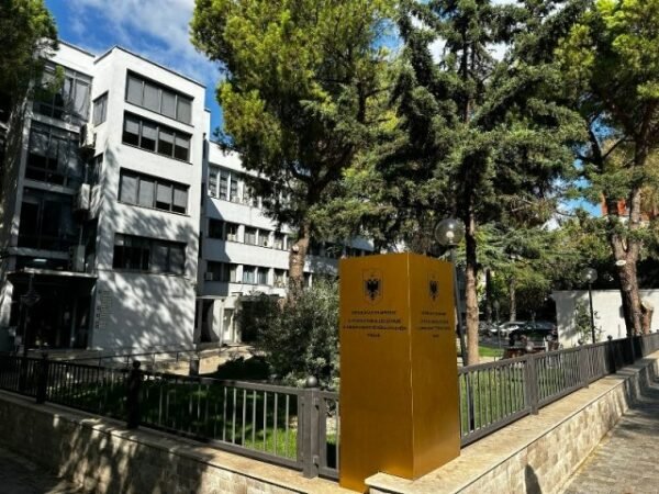 Qeveria bllokoi pagat e magjistratëve, Administrata e Dhomës Civile në Gjykatën e Tiranës hyn në bojkot, pezullon shërbimet dhe proceset gjyqësore