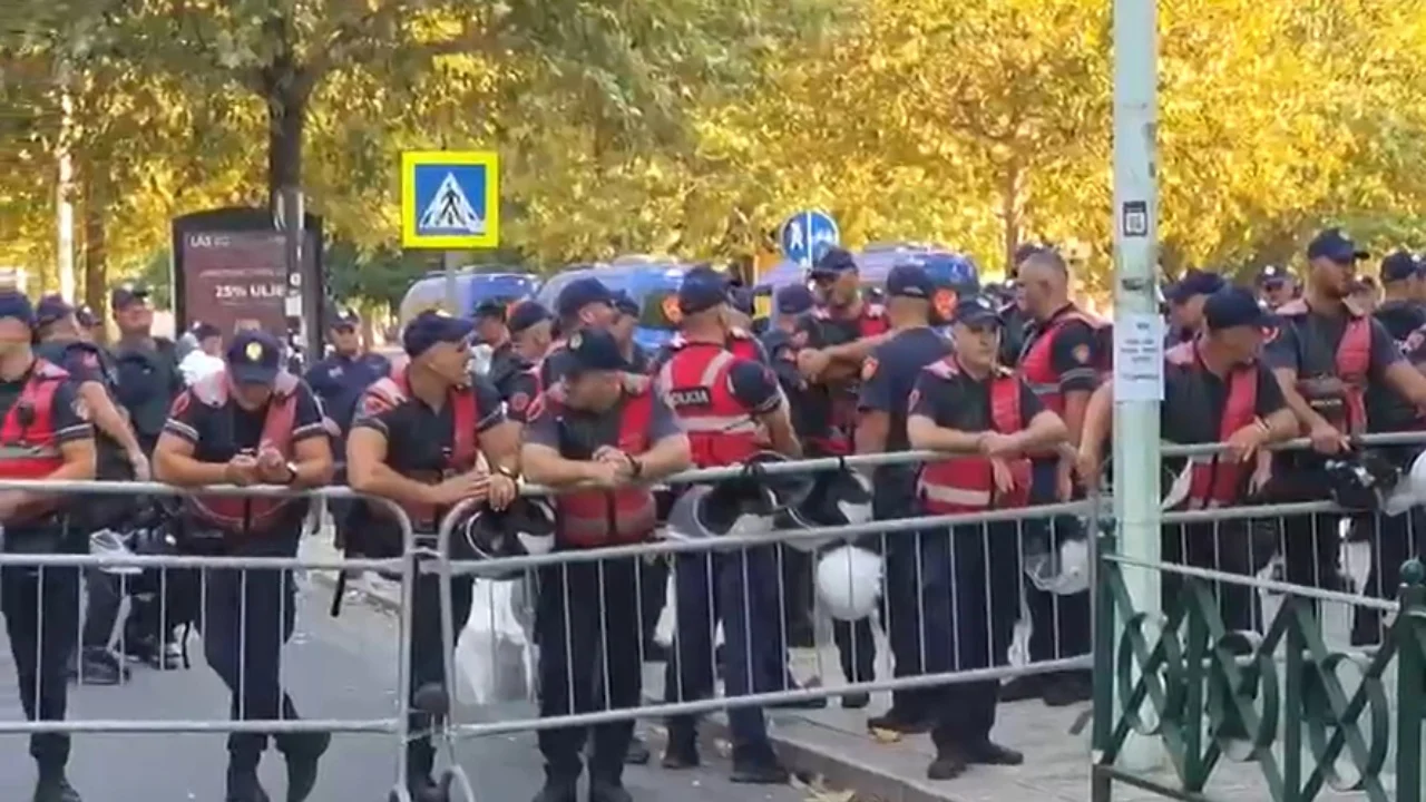 Kuvend dhe protestë jashtë godinës/ Policia ‘blindon’ zonën, bllokon të gjitha hyrjet drejt Parlamentit