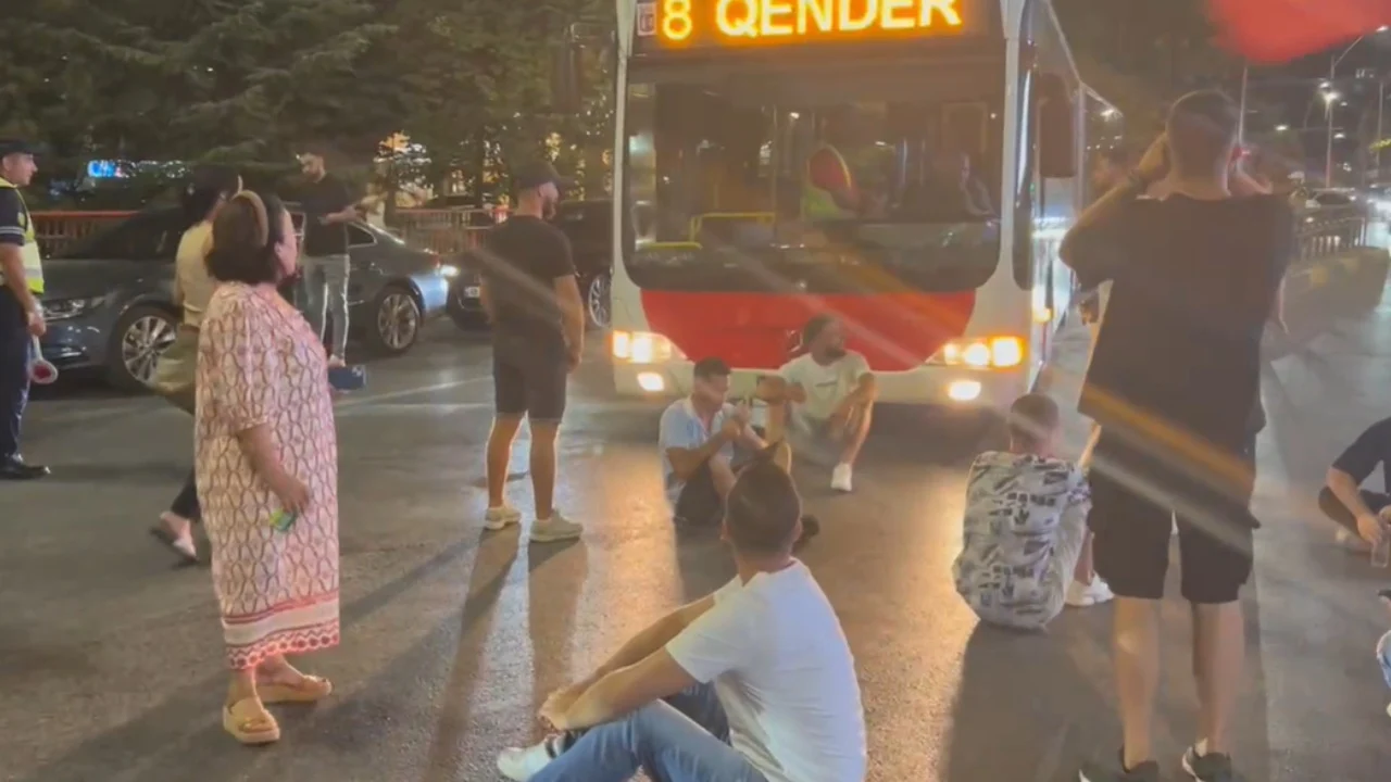 Vijon bllokimi i akseve në Tiranë nga protestuesit, disa prej tyre ulën këmbëkryq para autobusit në “Rrugën e Elbasanit”