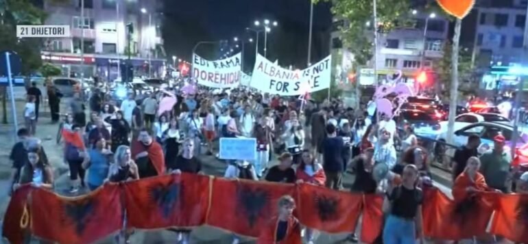 102 ditë protestë/ Nuk ndalen protestuesit, vazhdojnë marshimin