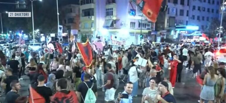 “Dorëheqje”/ Protestuesit ulen tek Kryqëzimi tek 21 Dhjetori, bllokojnë qarkullimin e mjeteve
