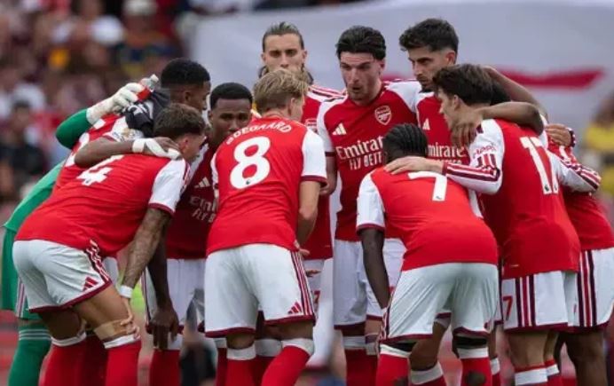 Arsenali me fanella krejtësisht të kuqe ndaj Napolit, UEFA detyron kombinimin e rrallë