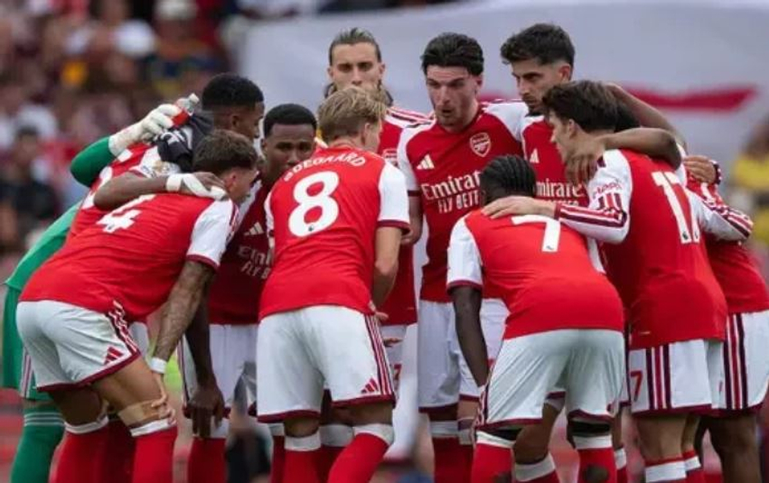 Arsenali me fanella krejtësisht të kuqe ndaj Napolit  UEFA detyron kombinimin e rrallë