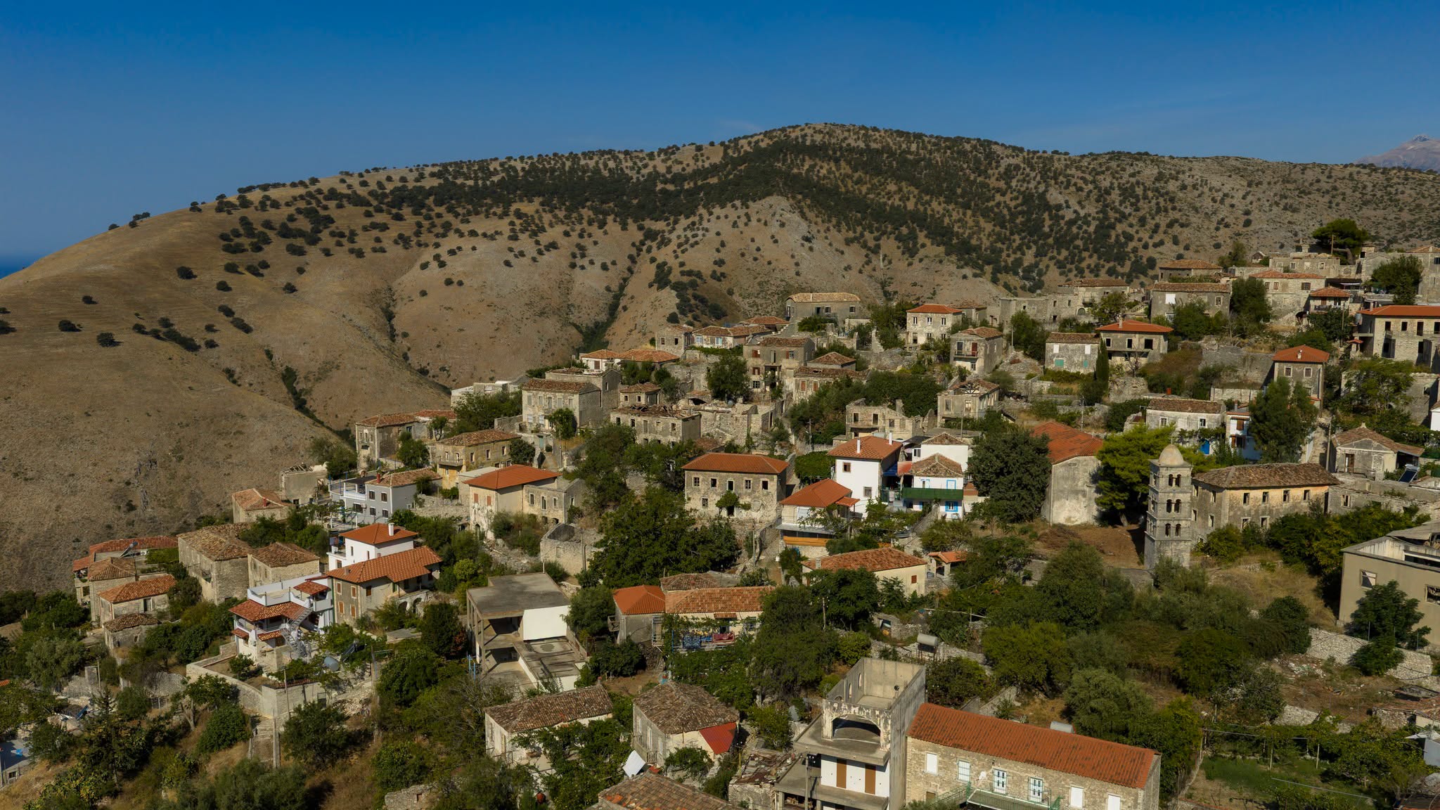 Fshat i lasht&euml; bregdetar, me gur&euml;, histori dhe pamje mahnit&euml;se mbi Jon. / Foto:A.Llapashtica
