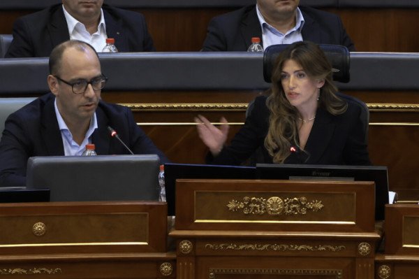 ​Debati Haxhiu-Simiq: “Tërhiqeni fjalën, popull serb ka në Serbi”-“Jam pjesëtar i popullit serb...”