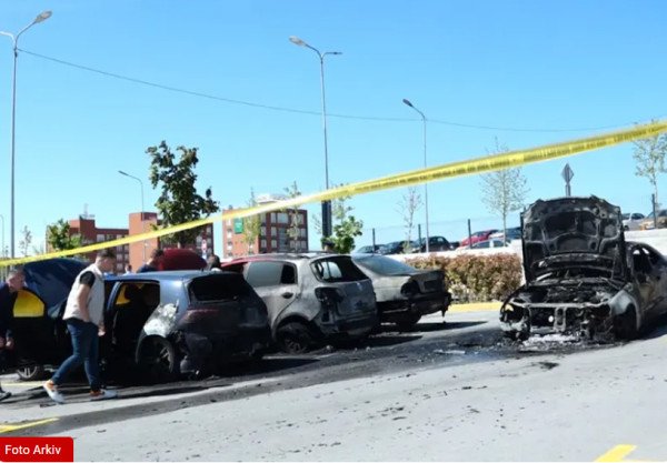 Zjarri përfshinë disa vetura në Prizren, jep detaje policia124