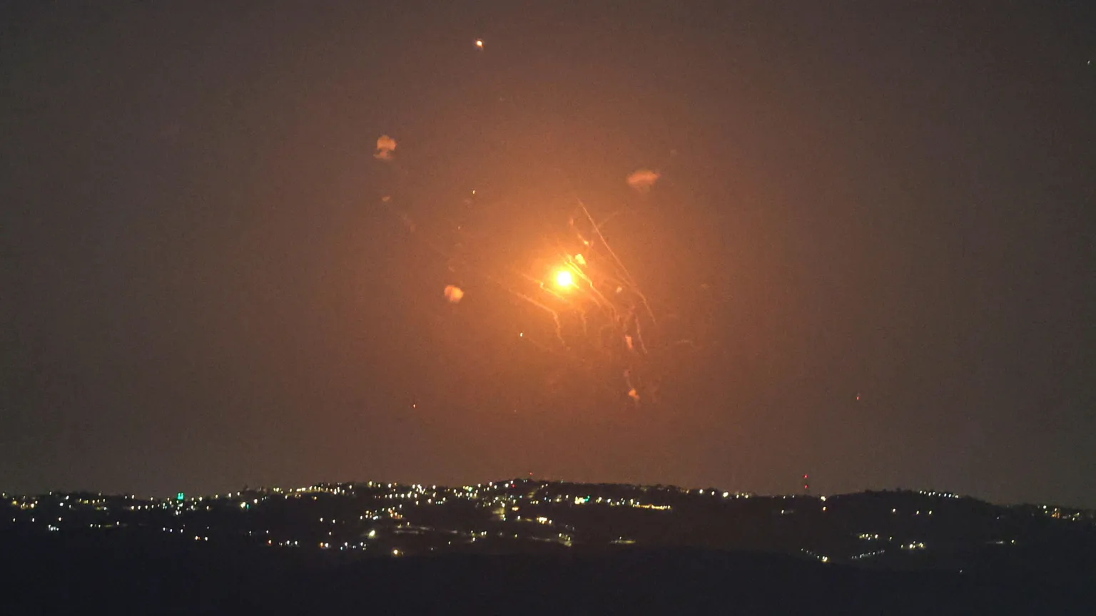 SHBA godet pesë cisterna iraniane, Irani kundërpërgjigjet me raketa drejt një baze amerikane në Jordani