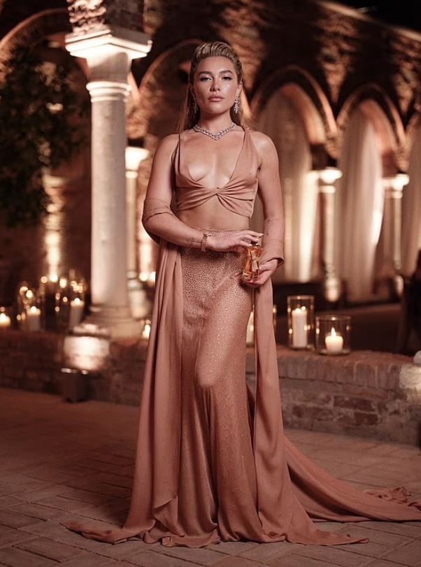 Florence Pugh mahnit në Venecia me dekolte të theksuar dhe fund vezullues
