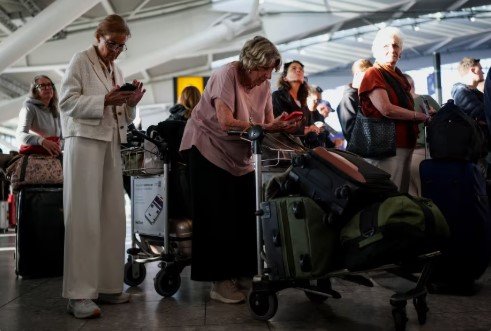 Një defekt shkaktoi ndërprerje masive në aeroportet e Mbretërisë së Bashkuar, qindra fluturime anulohen